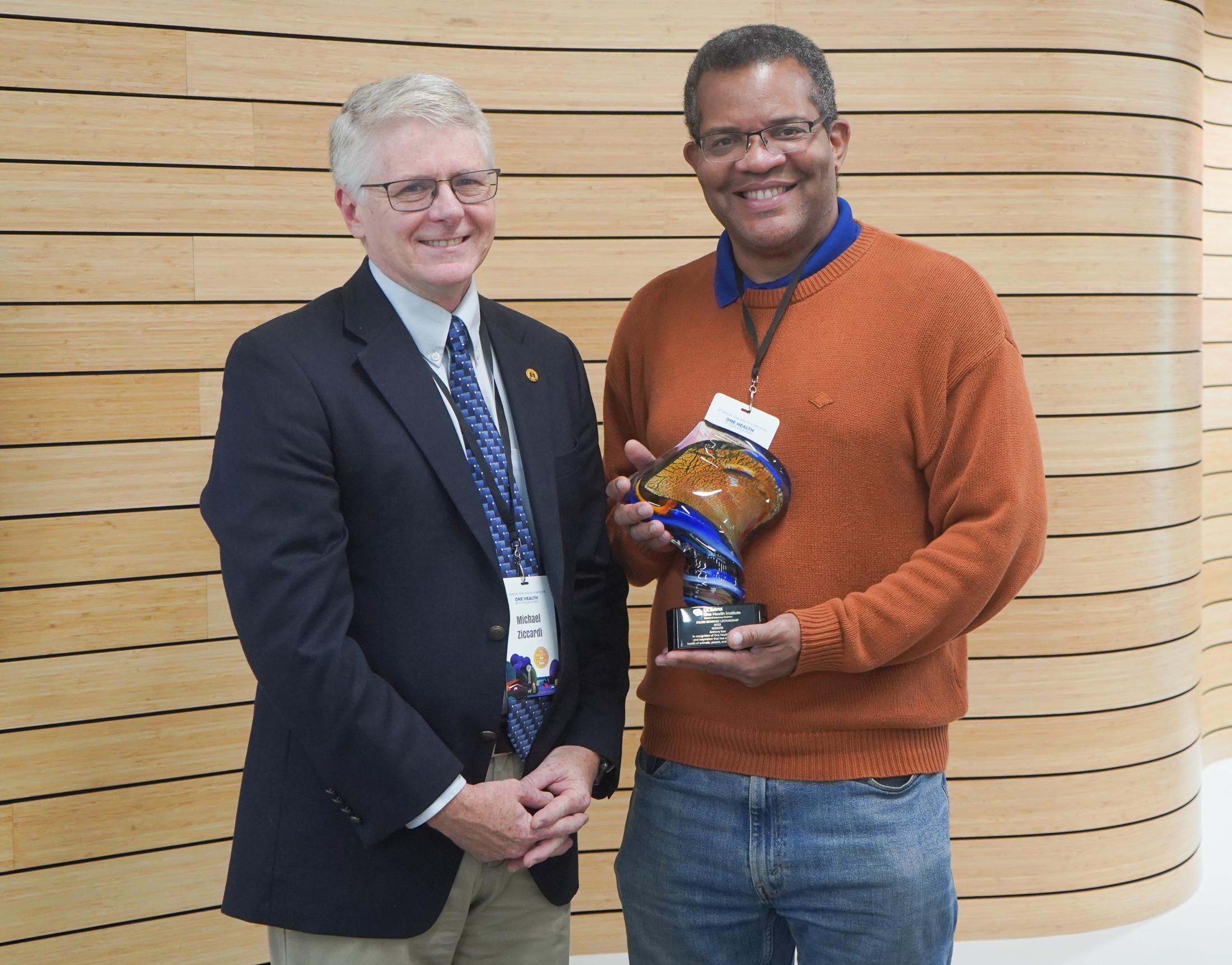 Michael Ziccardi presents Calvin Schwabe Lectureship award to Anthony Iton