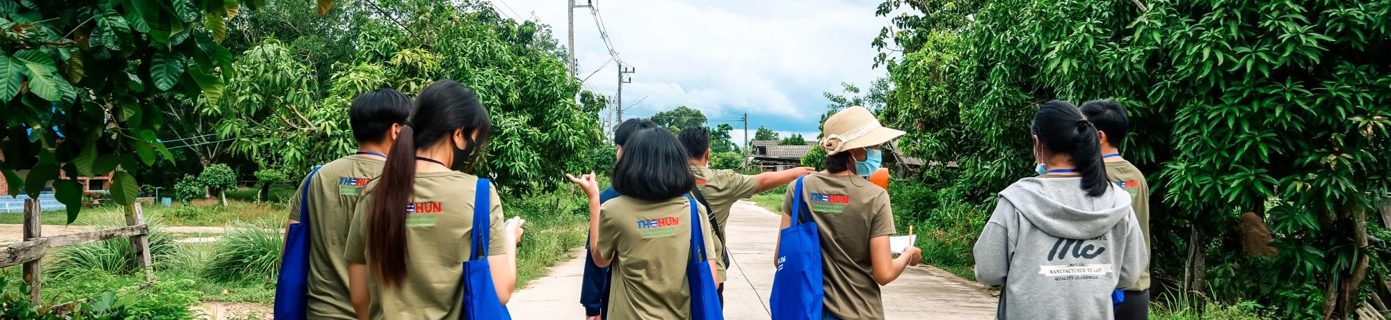 thohun students walking together